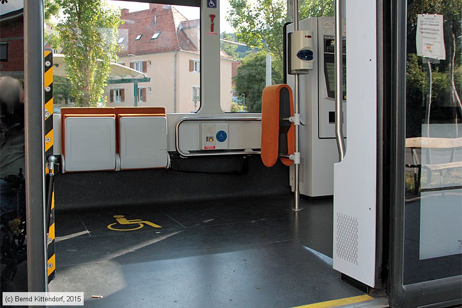 Straßenbahn Graz - 213 - Innenansicht
/ Bild: graz213_bk1507090201.jpg