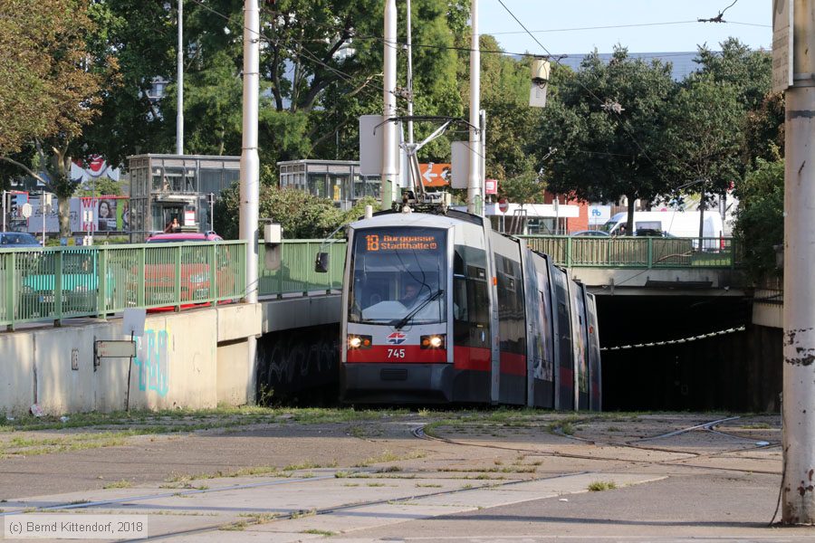 Wien - Straßenbahn - 745
/ Bild: wien745_bk1808180206.jpg