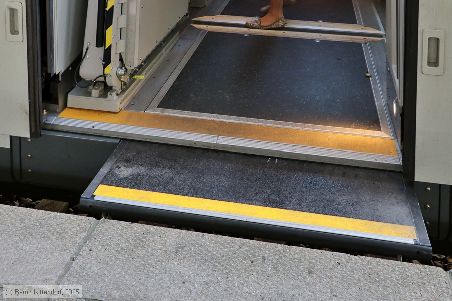 Deutsche Bahn - 1863 504-5
/ Bild: db18635045_bk2506270170.jpg Deutsche Bahn - 1863 504-5
/ Bild: db18635045_bk2506270170.jpg