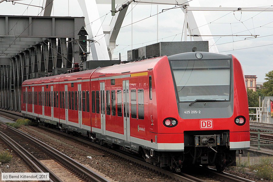 Deutsche Bahn - S-Bahn Rhein Neckar - 425205-2
/ Bild: db4252052_bk1109060090.jpg