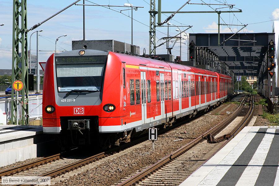 Deutsche Bahn - 425221-9
/ Bild: db4252219_bk0708230011.jpg