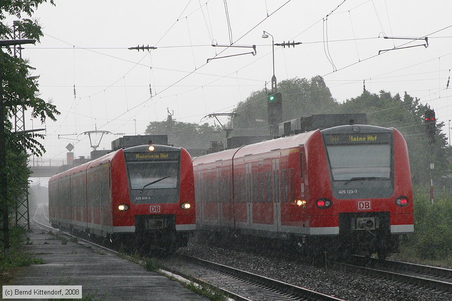 Deutsche Bahn - 425619-4 und 425123-7
/ Bild: db4256194_bk0806040022.jpg