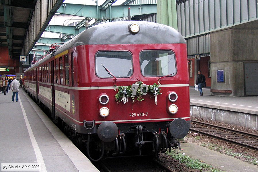 Historischer E-Triebwagen - 425420-7
/ Bild: db4254207_cw008333.jpg Historischer E-Triebwagen - 425420-7
/ Bild: db4254207_cw008333.jpg