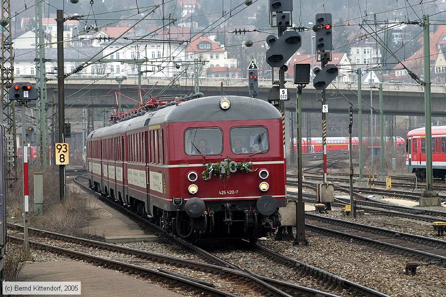 Historischer E-Triebwagen - 425420-7
/ Bild: db4254207_e0014719.jpg Historischer E-Triebwagen - 425420-7
/ Bild: db4254207_e0014719.jpg