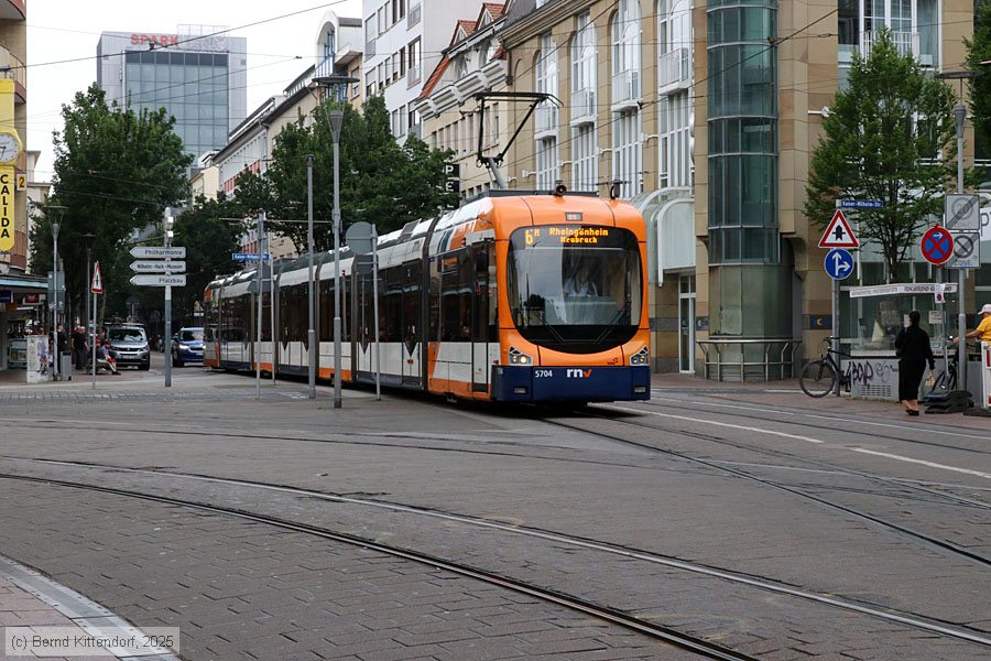 Straßenbahn Mannheim - 5704
/ Bild: rnv5704_bk2506020055.jpg Straßenbahn Mannheim - 5704
/ Bild: rnv5704_bk2506020055.jpg