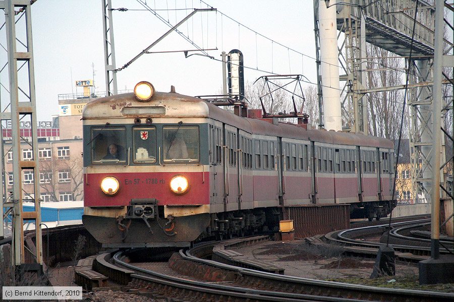 PKP - EN57-1788rb
/ Bild: pkpen571788rb_bk1003180766.jpg